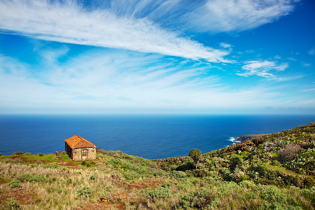 Haus an der Küste unter Wolkenhimmel, La Palma, Kanarische Inseln, Spanien, Europa