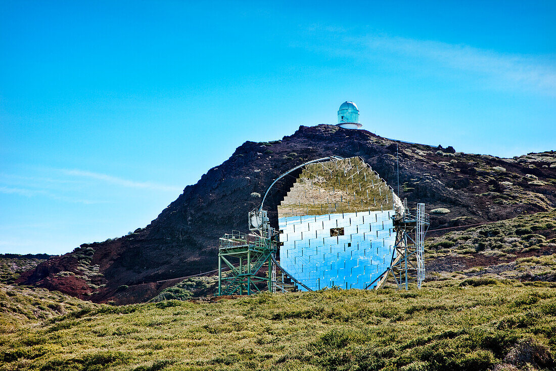 Spiegeltelekop vor einem Berg, Roque de los Muchachos, Caldera de Taburiente, La Palma, Kanarische Inseln, Spanien, Europa