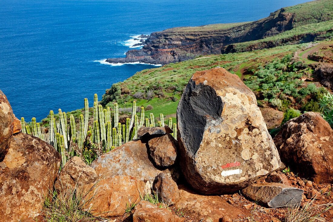 Wegmarkierung an einem Stein an der Küste, Santo Domingo de Garafia, La Palma, Kanarische Inseln, Spanien, Europa