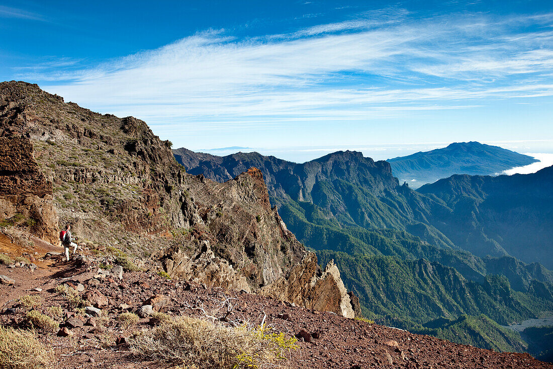 Wanderer in den Bergen betrachtet die Aussicht, Caldera de Taburiente, Parque Nacional de Taburiente, La Palma, Kanarische Inseln, Spanien, Europa