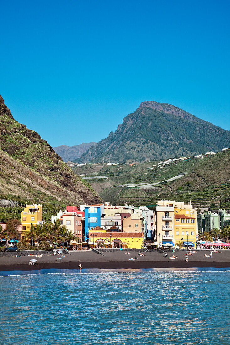 Der Küstenort Puerto Tazacorte unter blauem Himmel, Caldera de Taburiente, La Palma, Kanarische Inseln, Spanien, Europa