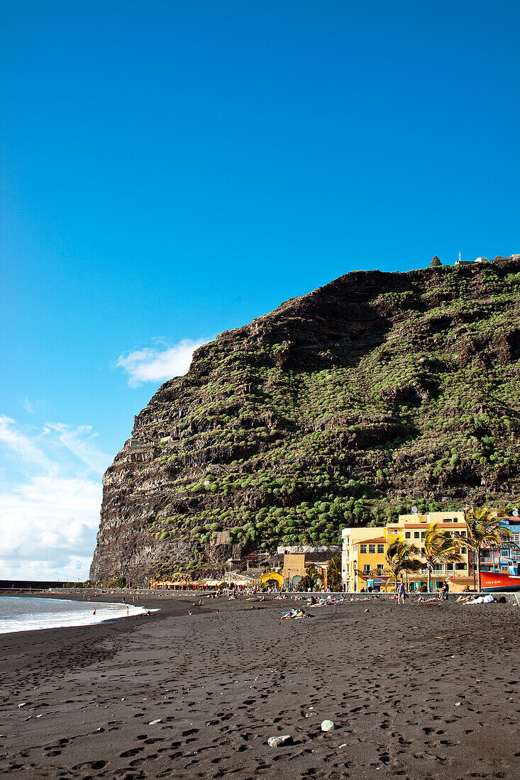 Blick auf Felsküste und die Häuser von Puerto Tazacorte, La Palma, Kanarische Inseln, Spanien, Europa
