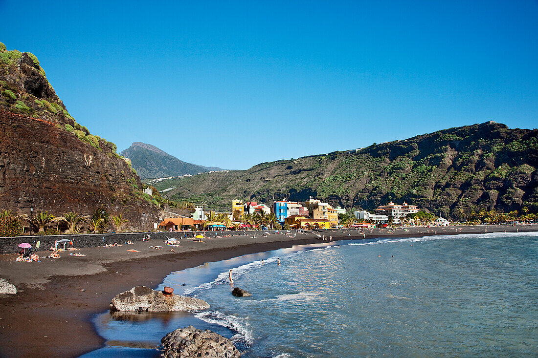 Der Küstenort Puerto Tazacorte unter blauem Himmel, Caldera de Taburiente, La Palma, Kanarische Inseln, Spanien, Europa