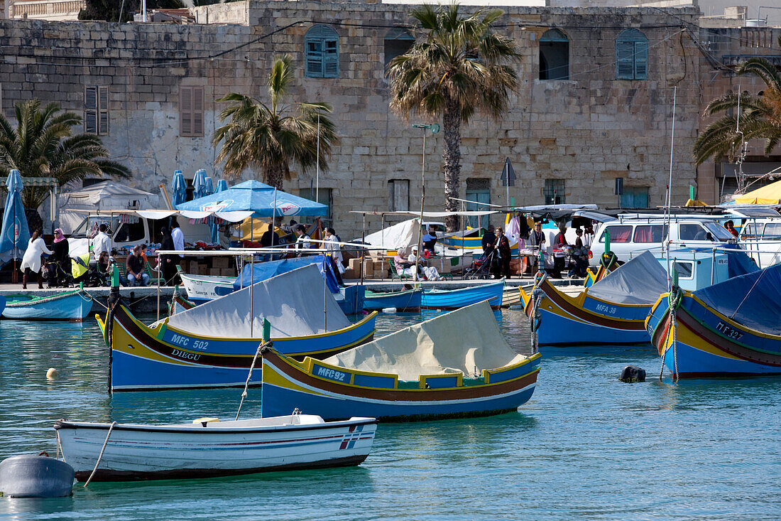 Die traditionellen Fischerboote, die Luzzus im Fischerhafen von Marsaxlokk, Malta, Europa
