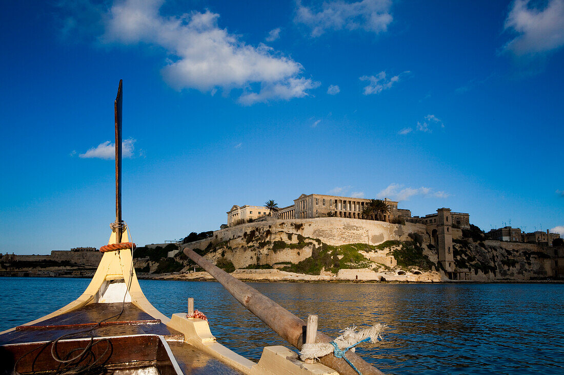 Blick von einem Boot zu The Grand Harbour der Three Cities, Malta, Ausblick auf das Bighi Zentrum, Stadteil Kalkara, Europa