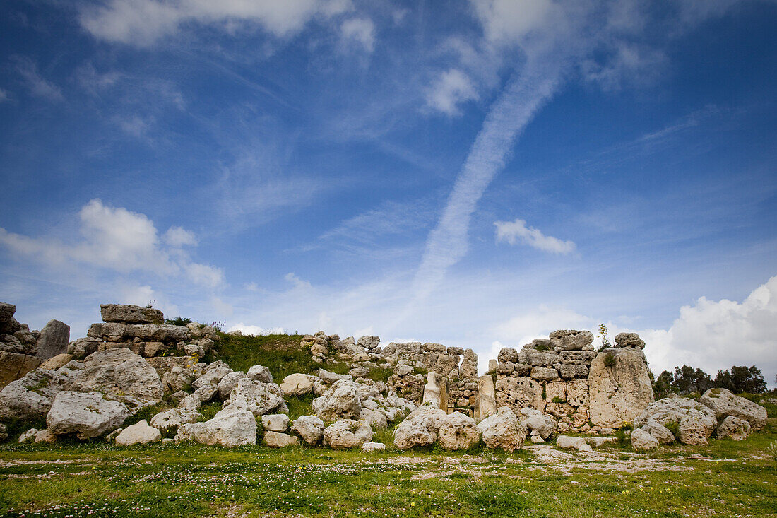Ruinen des 7000 Jahre alten Ggantija Tempels unter Wolkenhimmel, Gozo, Malta, Europa