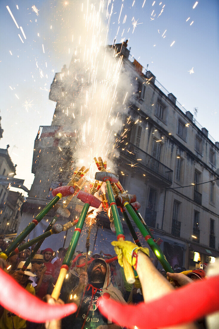 Menschen mit Feuerwerkskörpern, Festival der heiligen Thekla, Sitges, Katalonien, Spanien, Europa