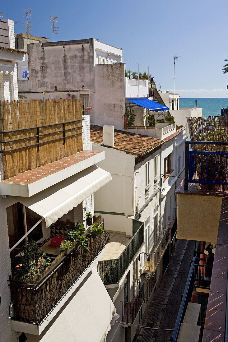 Blick auf Häuser und die Gasse Carrer San Pedro, Sitges, Katalonien, Spanien, Europa