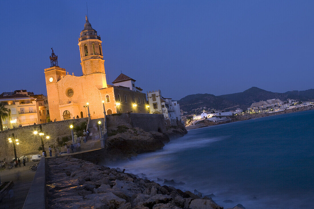 Die beleuchtete Kathedrale La Punta am Meer am Abend, Sitges, Katalonien, Spanien, Europa