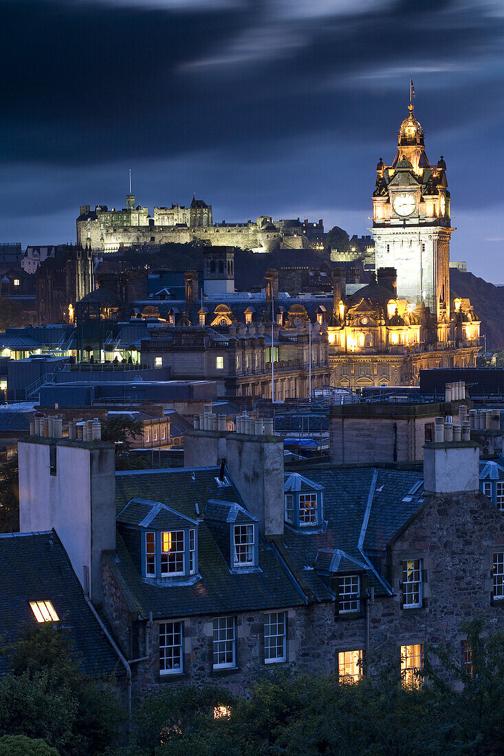 Blick vom Calton Hill auf Edinburgh Castle und Balmoral Hotel, Edinburgh, Schottland, Europa