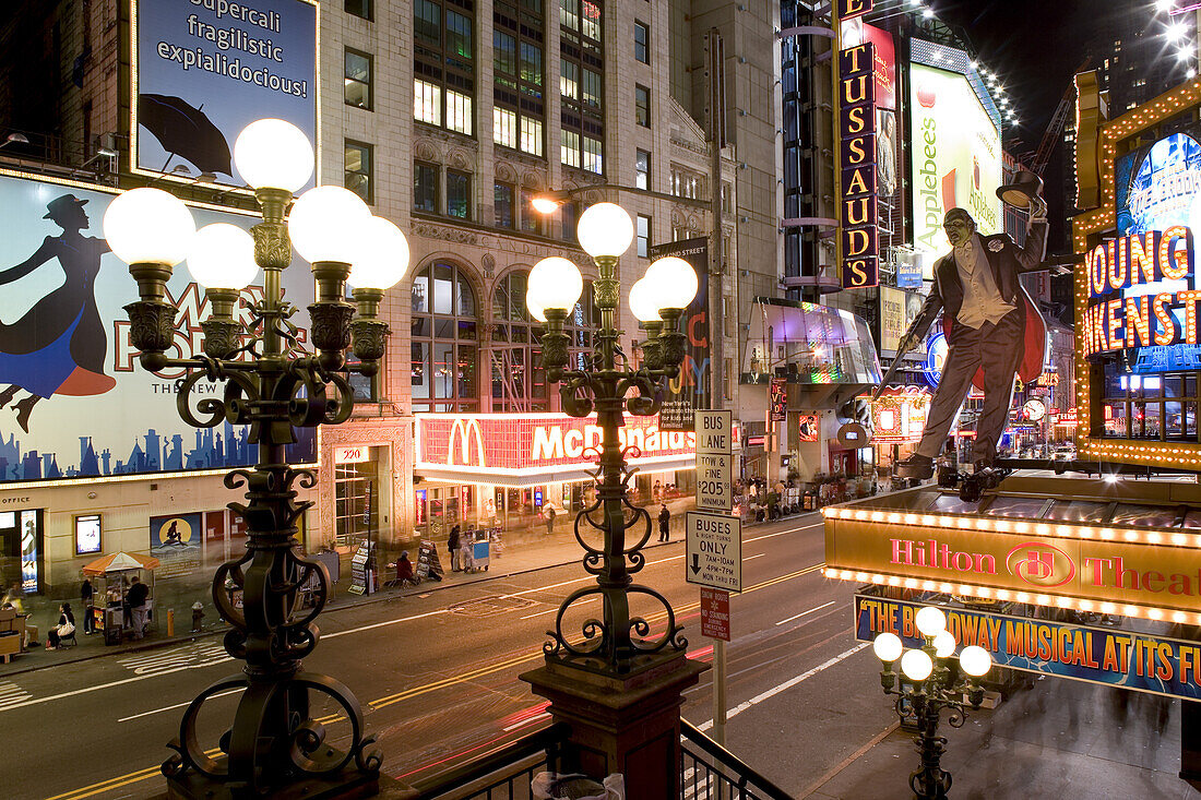 42nd Street, Times Square bei Nacht, Theater Viertel, Downtown Manhattan, New York, Nordamerika, USA