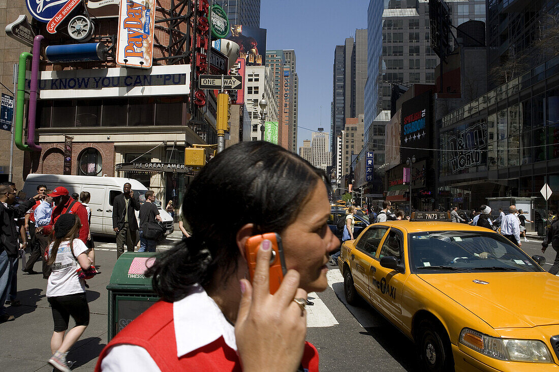 Frau beim telephonieren, Times Square, Downtown Manhattan, New York City, New York, Nordamerika, USA
