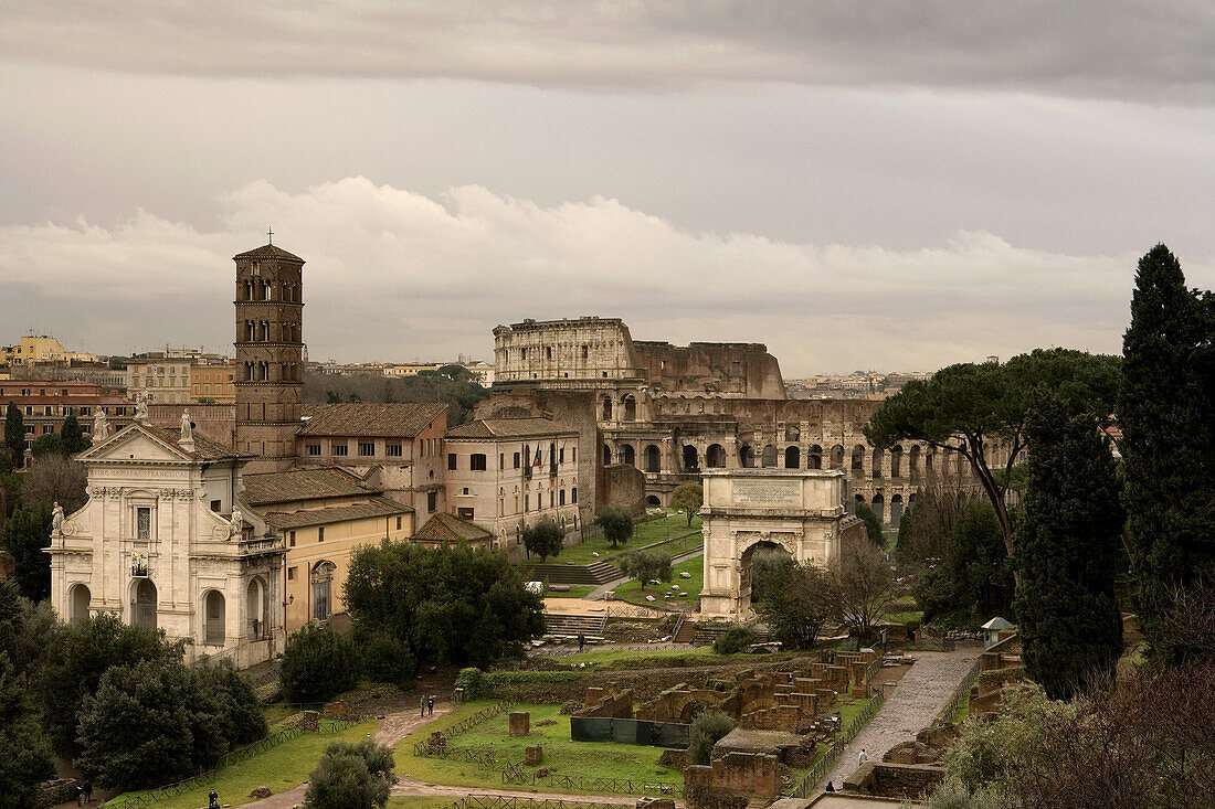 Forum Romanum, im Hintergrund liegt das Kolosseum, Rom, Italien, Europa