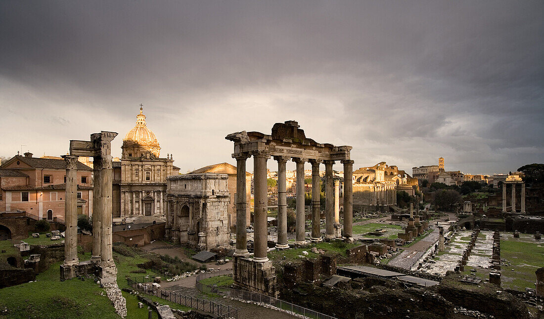 Blick vom Piazza del Campidoglio auf Tempel des Saturn und Septimius-Severus-Bogen, Forum Romanum, mit Maxentiusbasilica, Rom, Italien, Europa