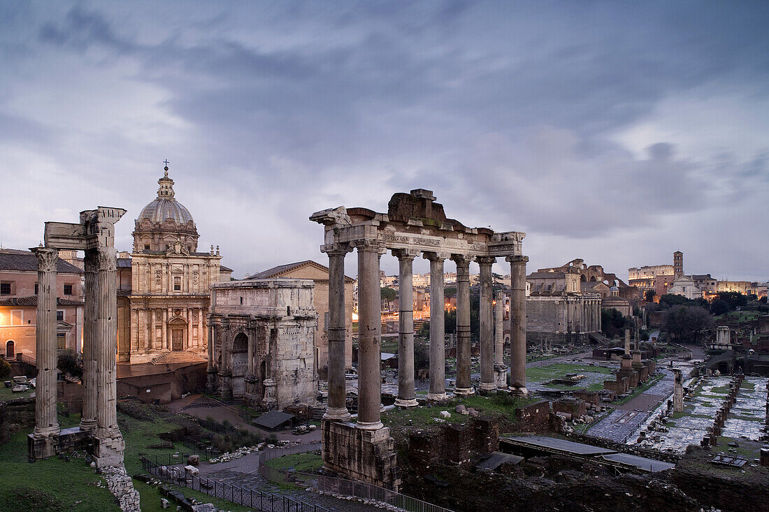 Blick vom Piazza del Campidoglio auf Tempel des Saturn und Septimius-Severus-Bogen, Forum Romanum, mit Maxentiusbasilica, Rom, Italien, Europa