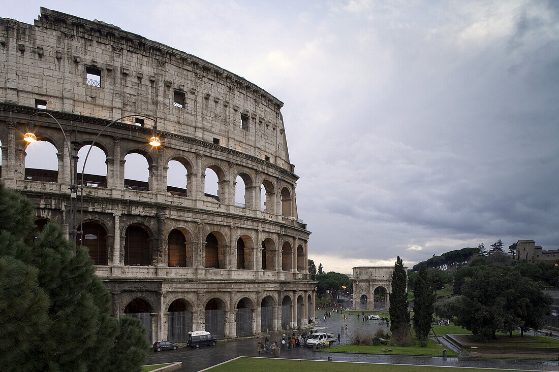 Kolosseum, im Hintergrund Konstantinsbogen, Rom, Italien, Europa