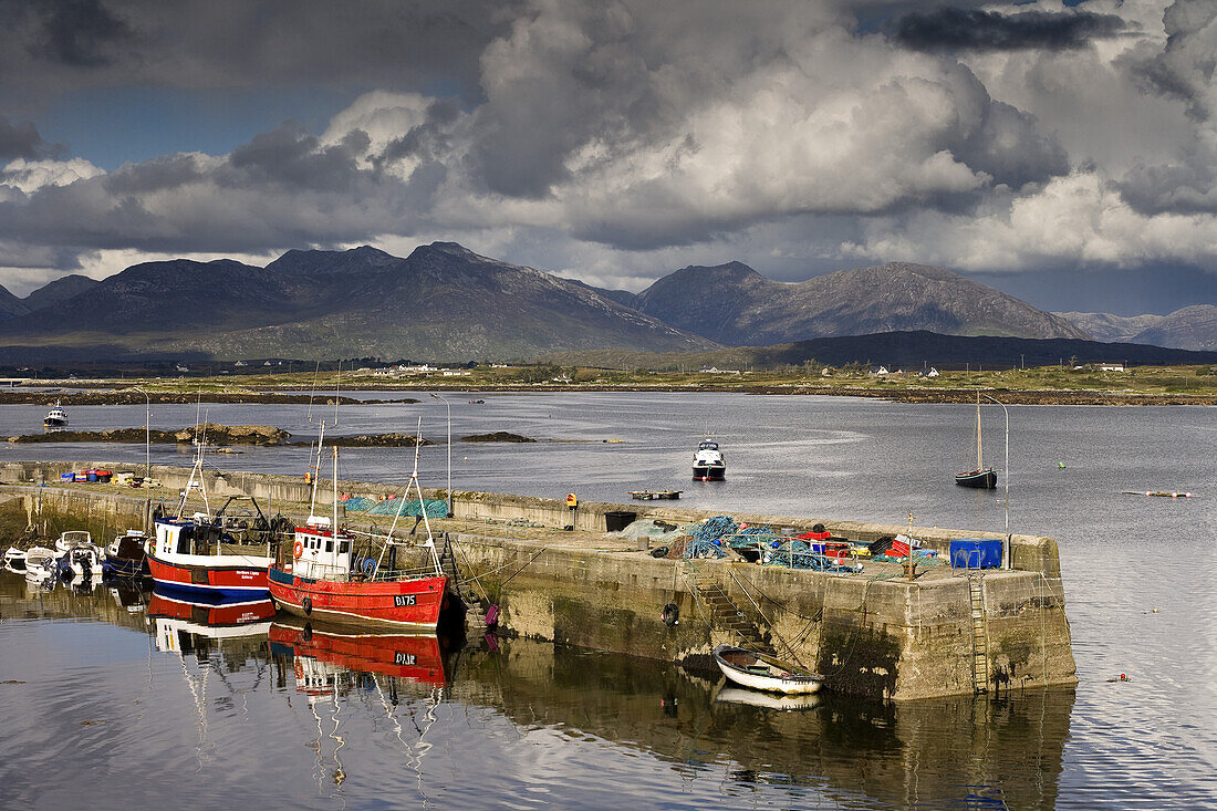 The port of the fishing village Roundstone, Connemara, Co. Galway, Ireland, Europe