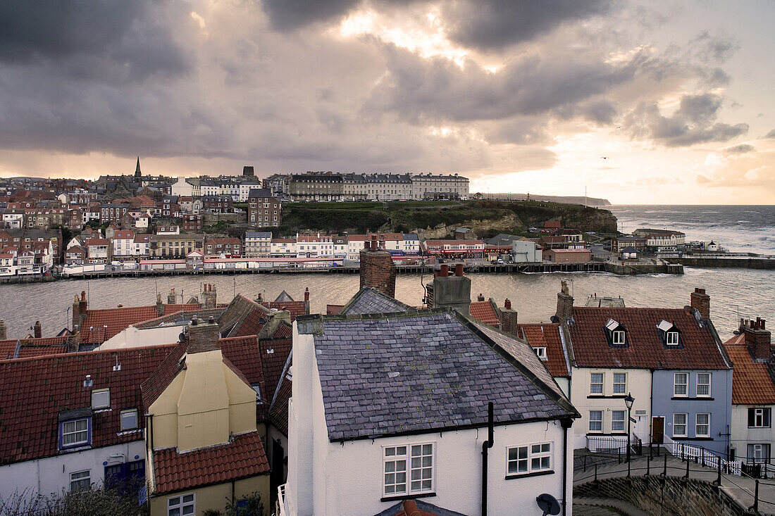 Blick auf Whitby, North Yorkshire, England, Großbritannien, Europa