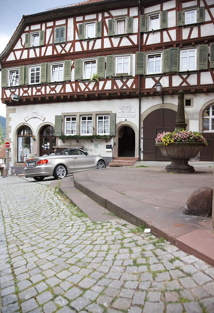Cabrio vor Haus Beck, Gernsbach, Schwarzwald, Baden-Württemberg, Deutschland