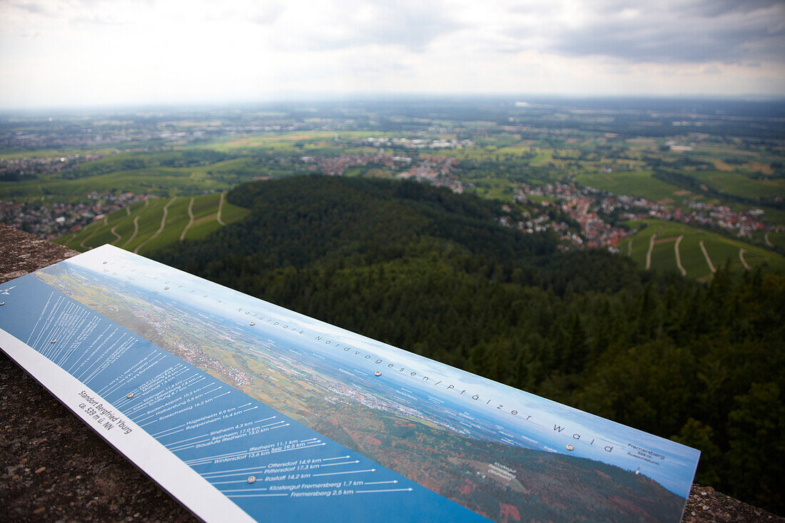 Blick von der Yburg über das Rebland, Schwarzwald, Baden-Württemberg, Deutschland