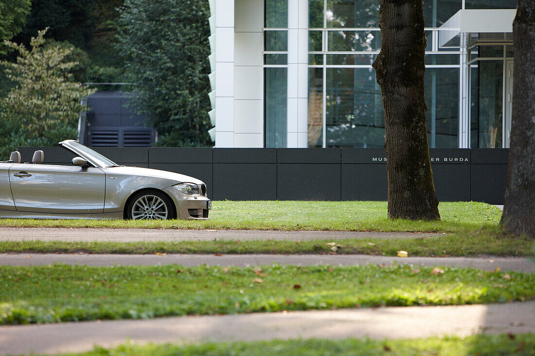 Cabrio parkt bei Museum Frieder Burda, Baden-Baden, Baden-Württemberg, Deutschland