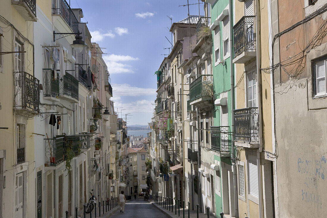 Gasse im Stadtteil Castelo, Fluss Tejo, Lissabon, Portugal