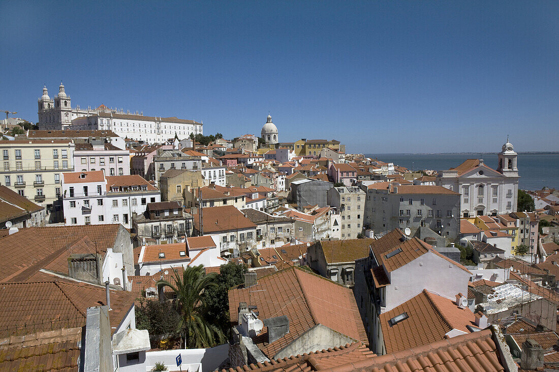 Blick vom Miradouro ( Aussichtspunkt ) Santa Luzia auf Stadtteil Alfalma mit der Kirche Igreja de Santa Engrácia und dem Fluss Tejo, Lissabon, Portugal