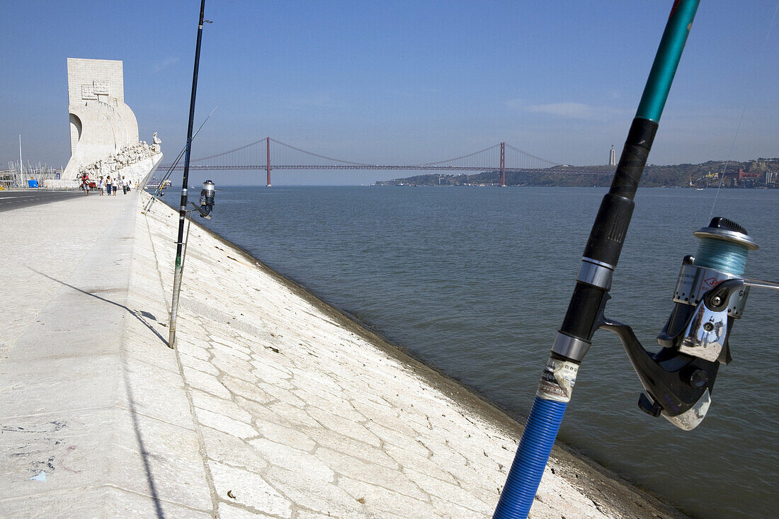 Padrão dos Descobrimentos, Denkmal der Entdeckungen, Seefahrerdenkmal in Belém mit Ponte 25 de Abril, Brücke des 25. April, Hängebrücke über den Fluss Tejo in Lissabon, Portugal