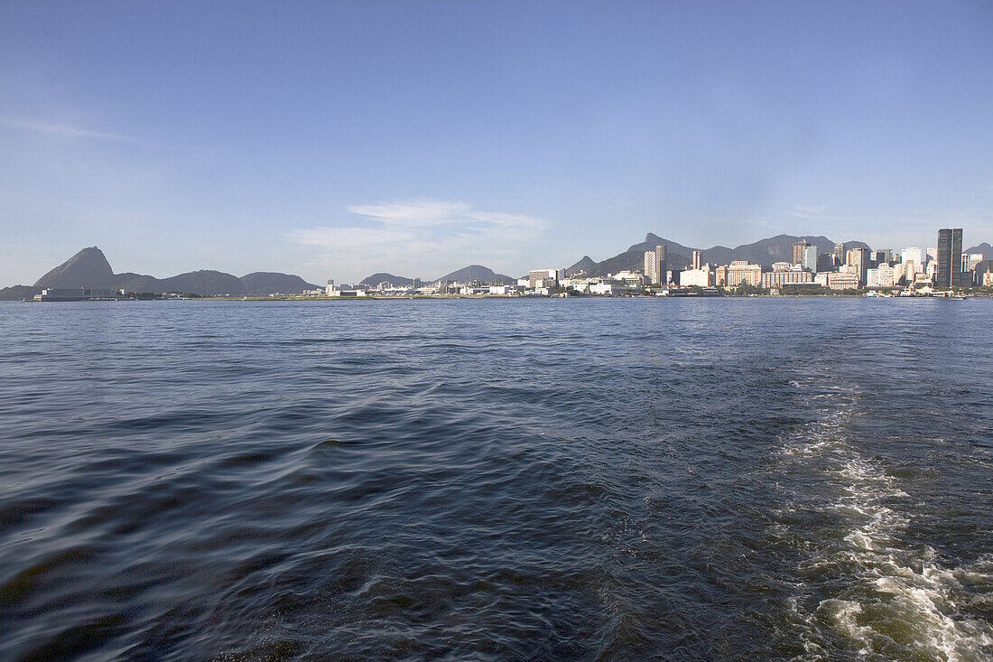 Skyline von Rio de Janeiro mit Silhouette vom Zuckerhut und Corcovado im Hintergrund, Brasilien