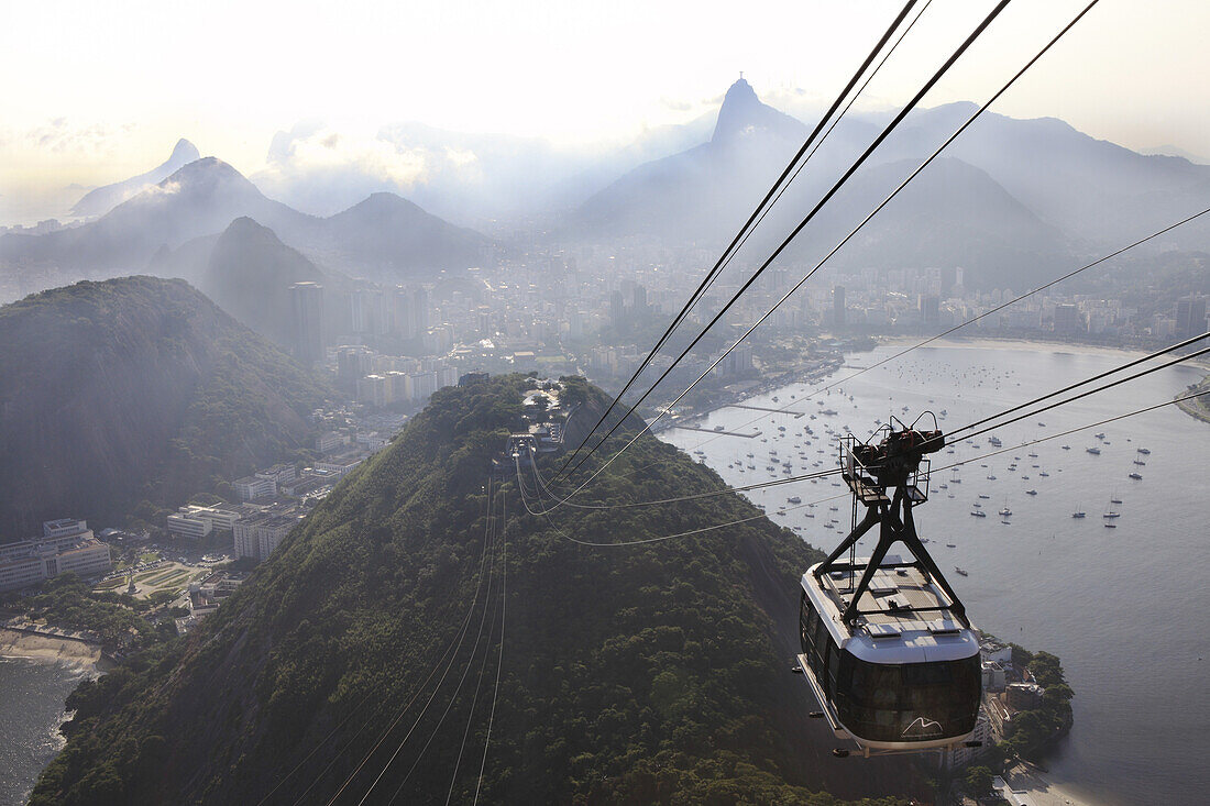 Blick vom Zuckerhut auf Rio de Janeiro, Guanabara Bucht, Stadteil Botafogo, Corcovado, Brasilien