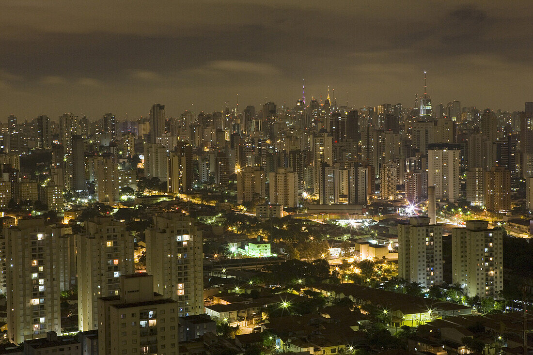 Hochhäuser im Zentrum von São Paulo bei Nacht, Brasilien