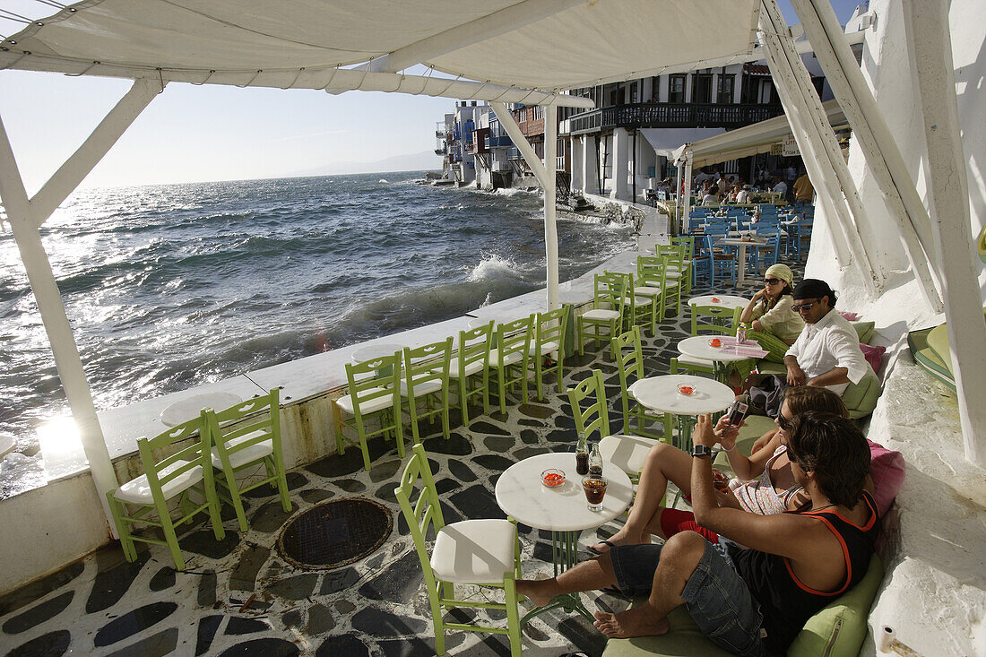 Menschen auf der Terrasse einer Bar, Klein Venedig in Mykonos, Griechenland, Europa