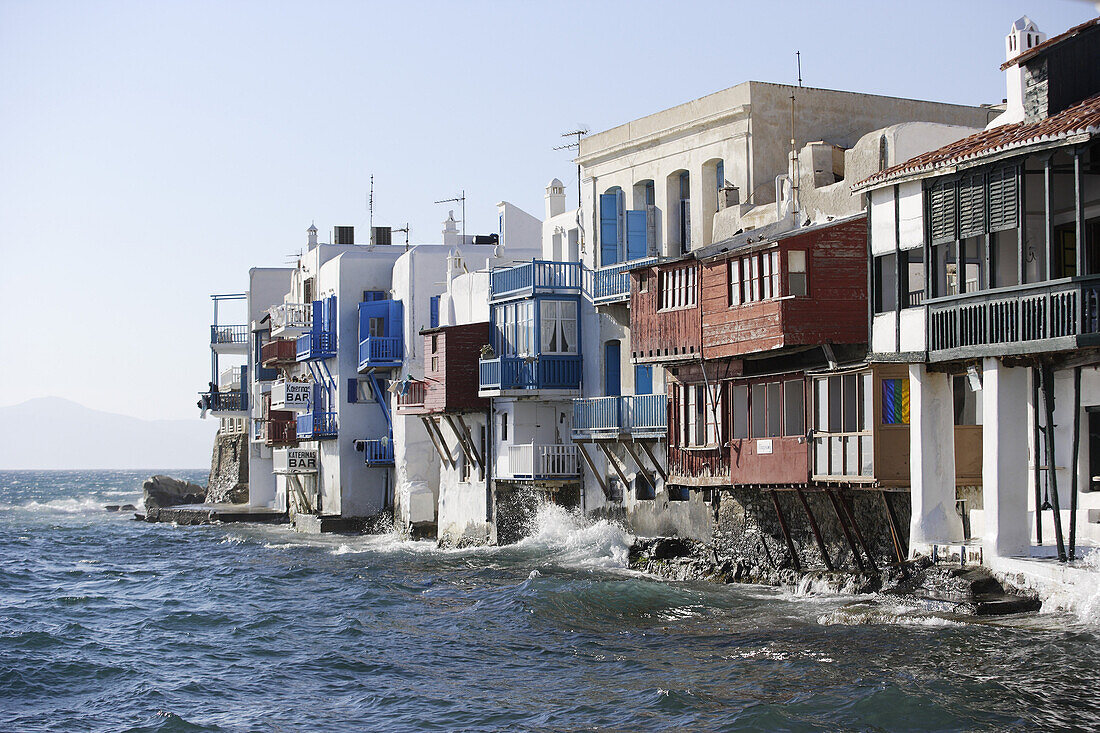 Häuser an der Küste im Sonnenlicht, Klein Venedig in Mykonos, Griechenland, Europa