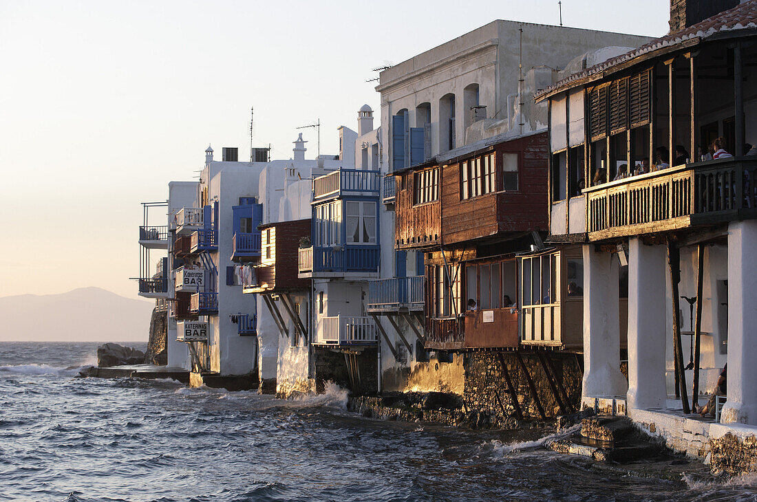 Häuser am Meer in der Abendsonne, Klein Venedig in Mykonos, Griechenland, Europa