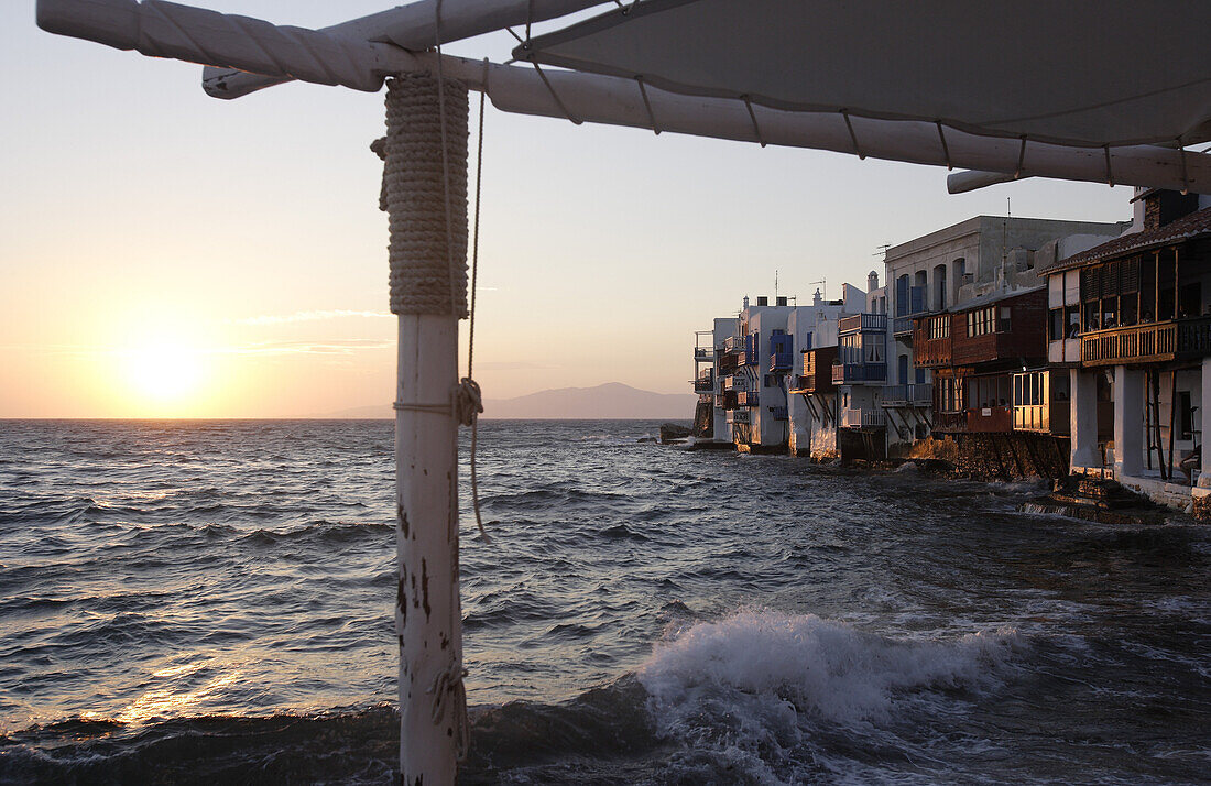 Häuser am Meer in der Abendsonne, Klein Venedig in Mykonos, Griechenland, Europa