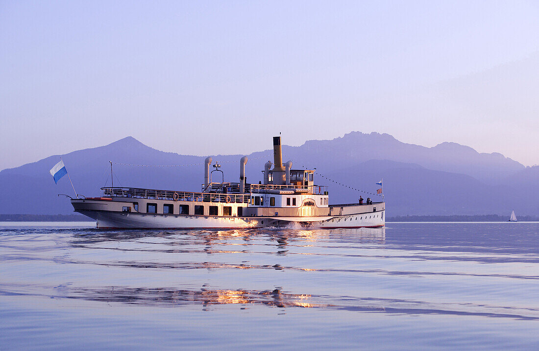 Dampfer Ludwig Fessler Baujahr 1926 auf dem Chiemsee in der Abendsonne, Chiemgau, Bayern, Deutschland, Europa