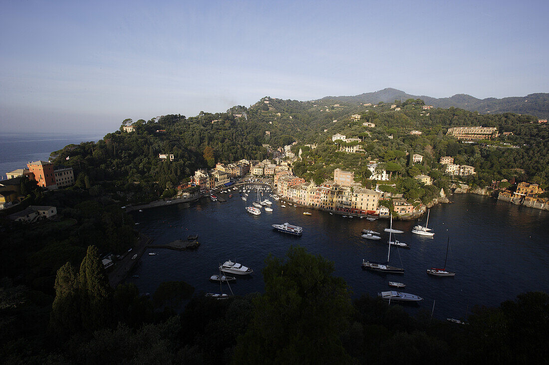 Blick von oben auf die Hafenstadt Portofino, Ligurien, Italien, Europa