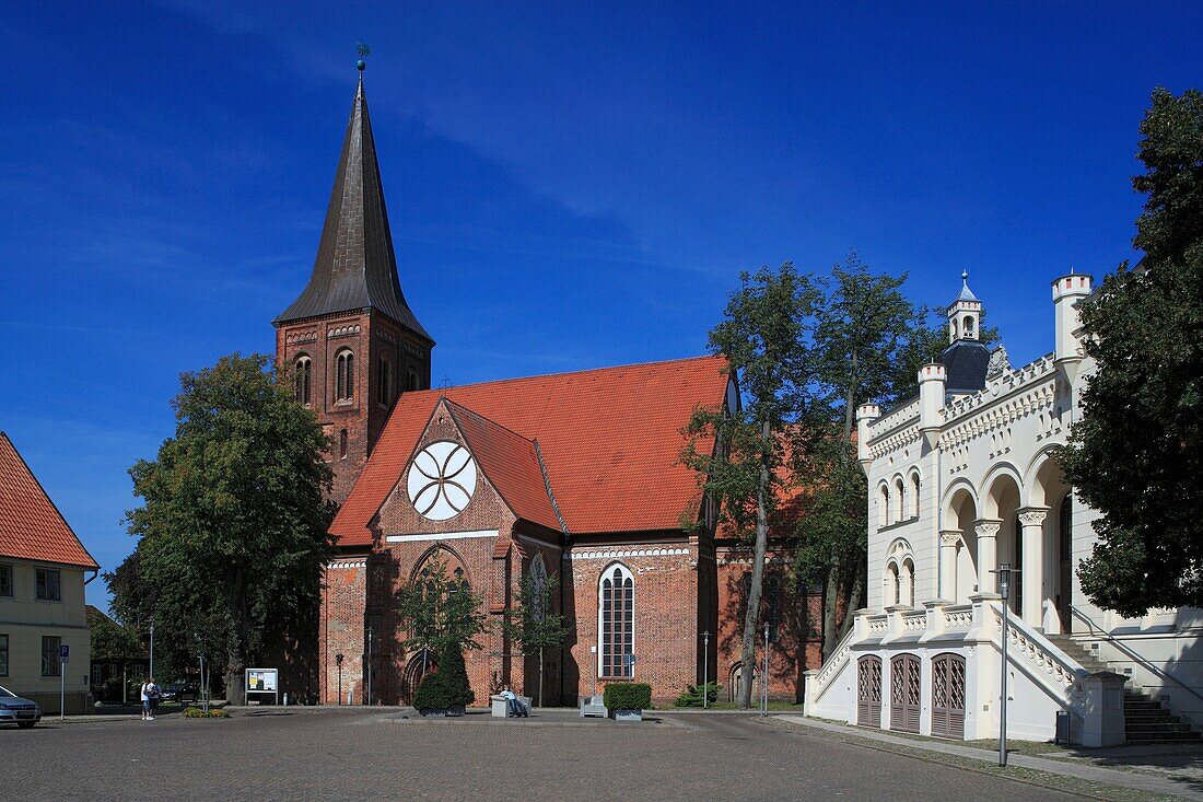 D-Wittenburg, Motel, Landkreis Ludwigslust, Mecklenburg-Vorpommern, Marktplatz, Kirche Sankt Bartholomaeus, Hallenkirche, Backsteinbau, Spaetromanik, Fruehgotik, evangelische Kirche, Rathaus, Tudorstil, Gotik, Historismus, Demmlerbau, Baumeister Georg Ado