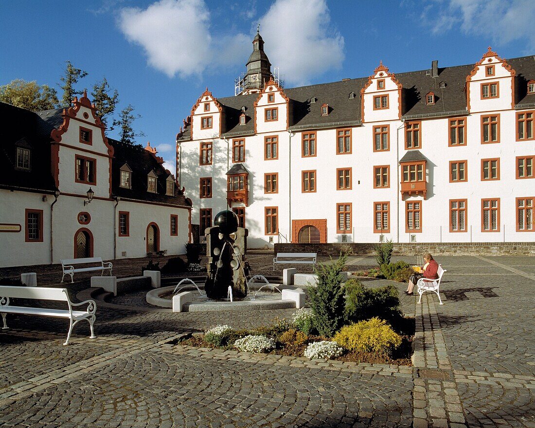 D-Hadamar, Westerwald, Hessen, Schlossplatz, Schloss Hadamar, Marstall, Renaissance, Brunnen, D-Hadamar, Westerwald, Hesse, castle square, castle Hadamar, royal stables, renaissance, well *** Local Caption *** D-Hadamar, Westerwald, Hesse, castle square