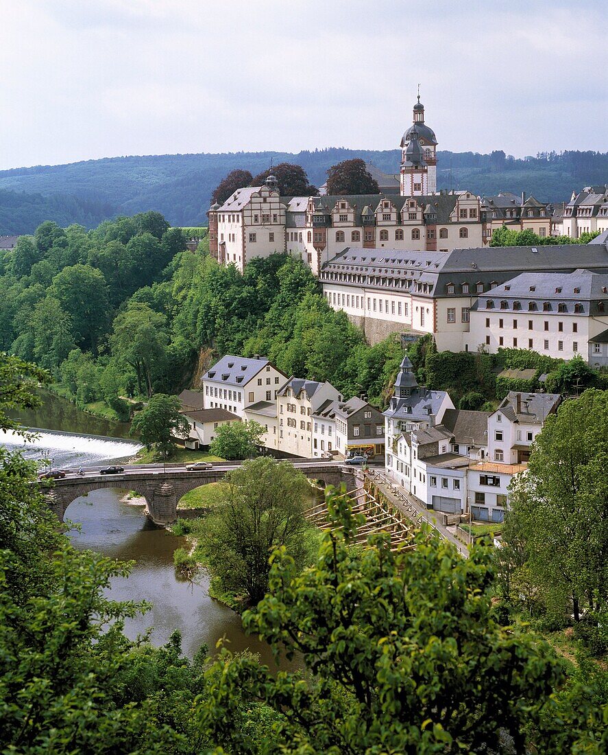 D-Weilburg, Lahn, Lahntal, Westerwald, Taunus, Naturpark Hoch-Taunus, Hessen, Panoramablick mit Lahn und Schloss, Barock, Renaissance, D-Weilburg, Lahn, Lahn valley, Westerwald, Taunus, nature reserve Hoch-Taunus, Hesse, panoramic view with Lahn river and