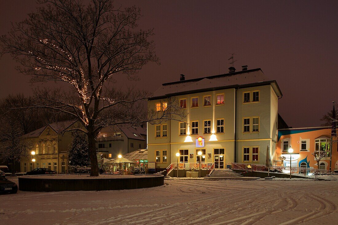 D-Oberhausen, Ruhrgebiet, Niederrhein, Nordrhein-Westfalen, NRW, Kultur, Veranstaltungen, Ebertbad am Ebertplatz, Abend, Daemmerung, Weihnachtsbeleuchtung, Winter, Schnee, D-Oberhausen, Ruhr area, Lower Rhine, North Rhine-Westphalia, culture, events, Eber