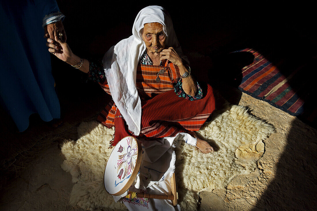 Berber woman weaving in Matmata Berber troglodyte settlement, Tunisia