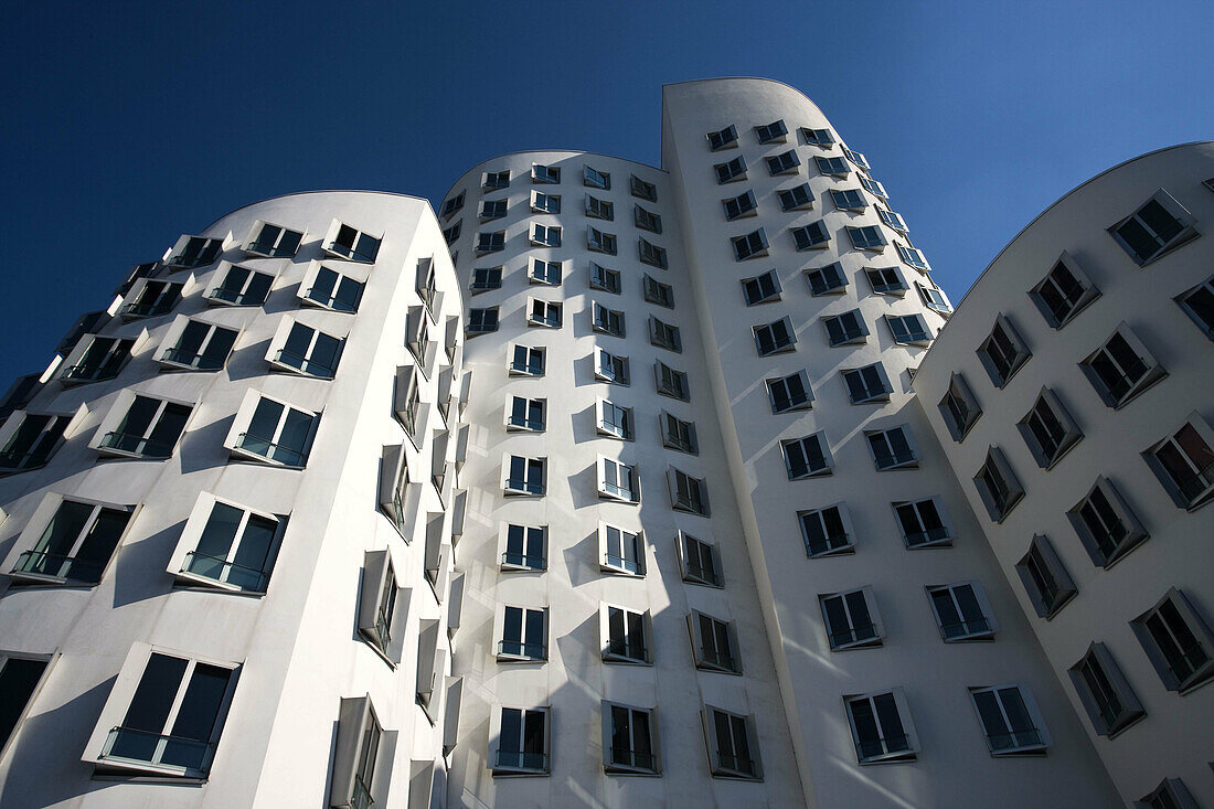 Germany, Nordrhein-Westfalen, Dusseldorf, Medienhafen, Frank Gehry building, Neuer Zollhof