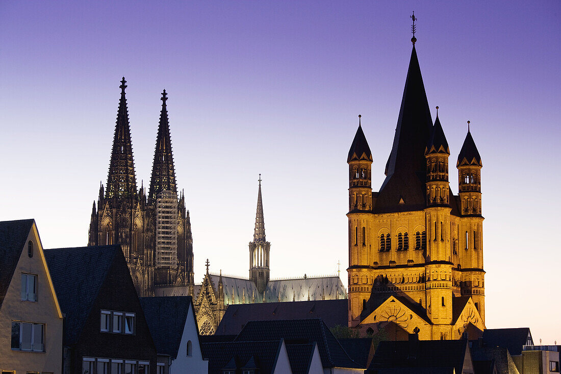 Germany, Nordrhein-Westfalen, Cologne, Cologne Cathedral and Gross St. Martin church, dusk