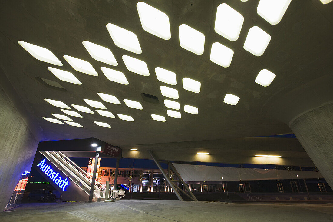 Germany, Niedersachsen, Wolfsburg, PHAENO Science Center, passageway to Autostadt