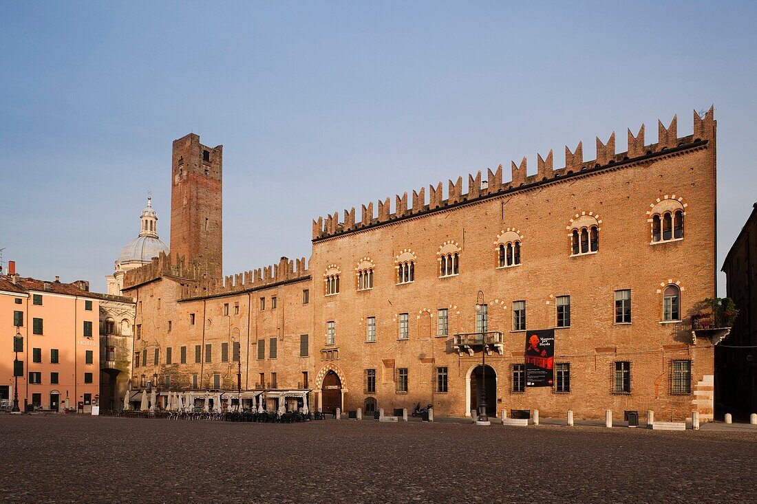 Italy, Lombardy, Mantua, Piazza Sordello, dawn