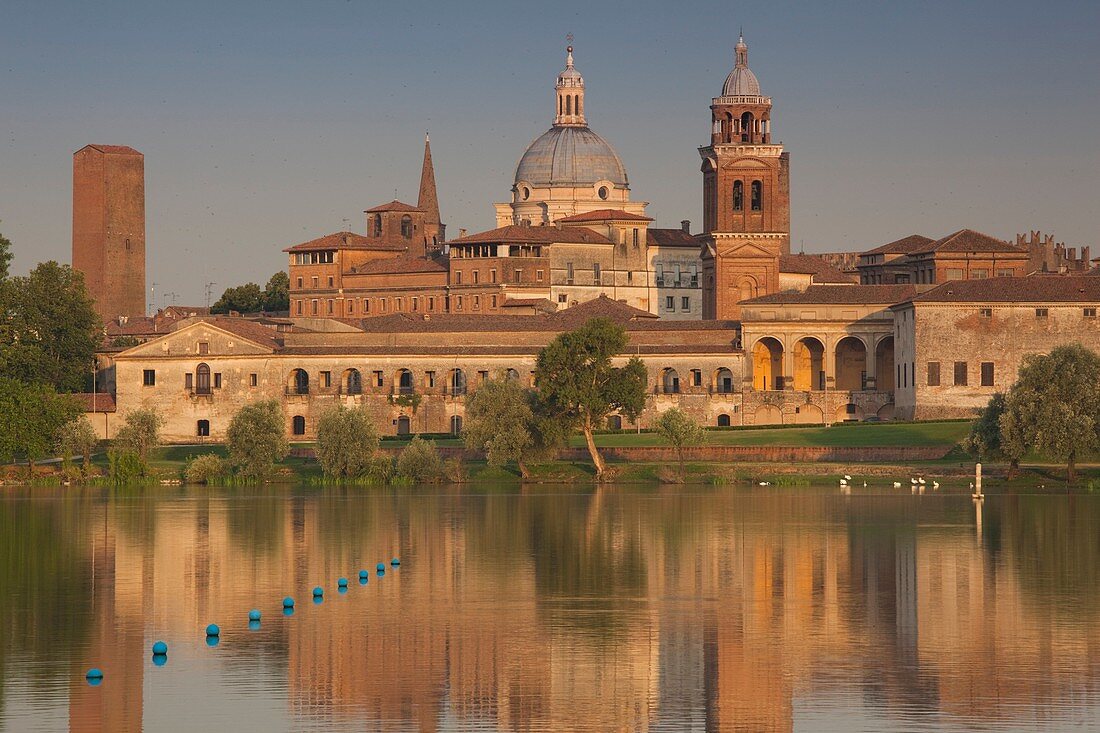Italy, Lombardy, Mantua, town view and Palazzo Ducale from Lago Inferiore, dawn