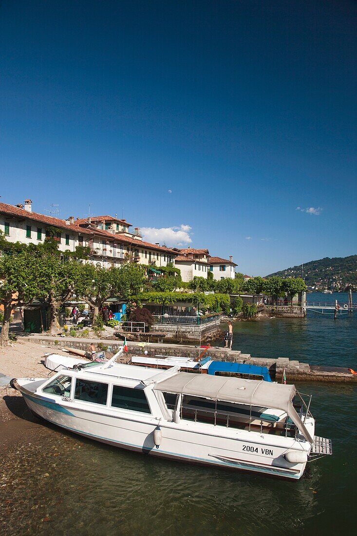 Italy, Piedmont, Lake Maggiore, Stresa, Borromean Islands, Isola Superiore O Dei Pescatori, lakefront