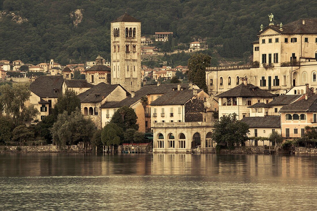 Italy, Piedmont, Lake Orta, Orta San Giulio, Isola San Giulio island, dawn