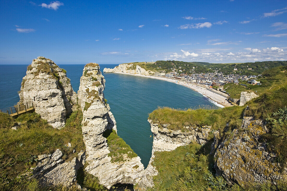 Town and Porte d´Amont cliff as seen from the Porte d´Aval cliff, Etretat. Seine-Maritime, Haute-Normandie, France